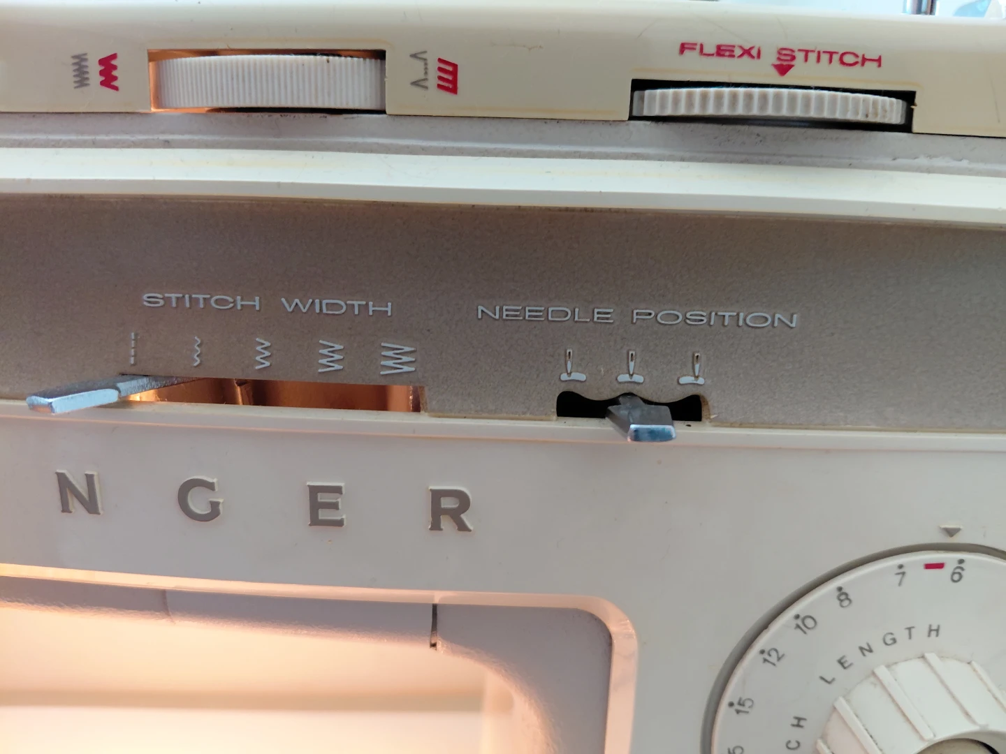 Singer Sewing Machine *Pickup on Mount Albion Rd L8K5T3* - photo 4