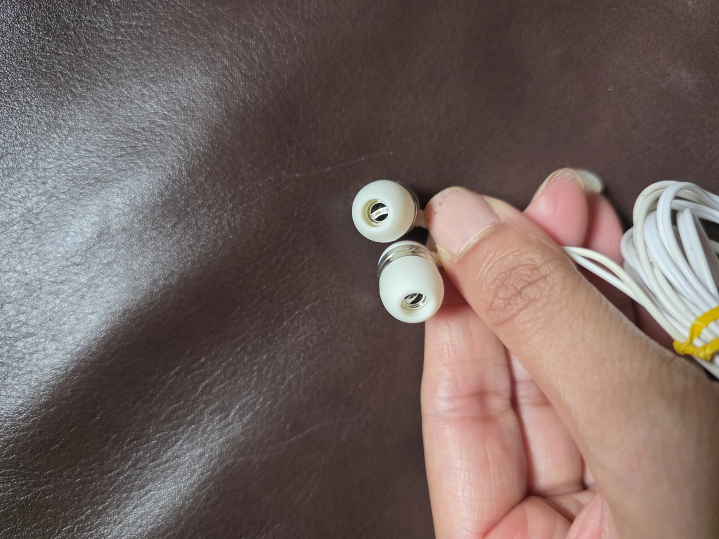 White Earbuds with 3.5mm Jack - photo 2