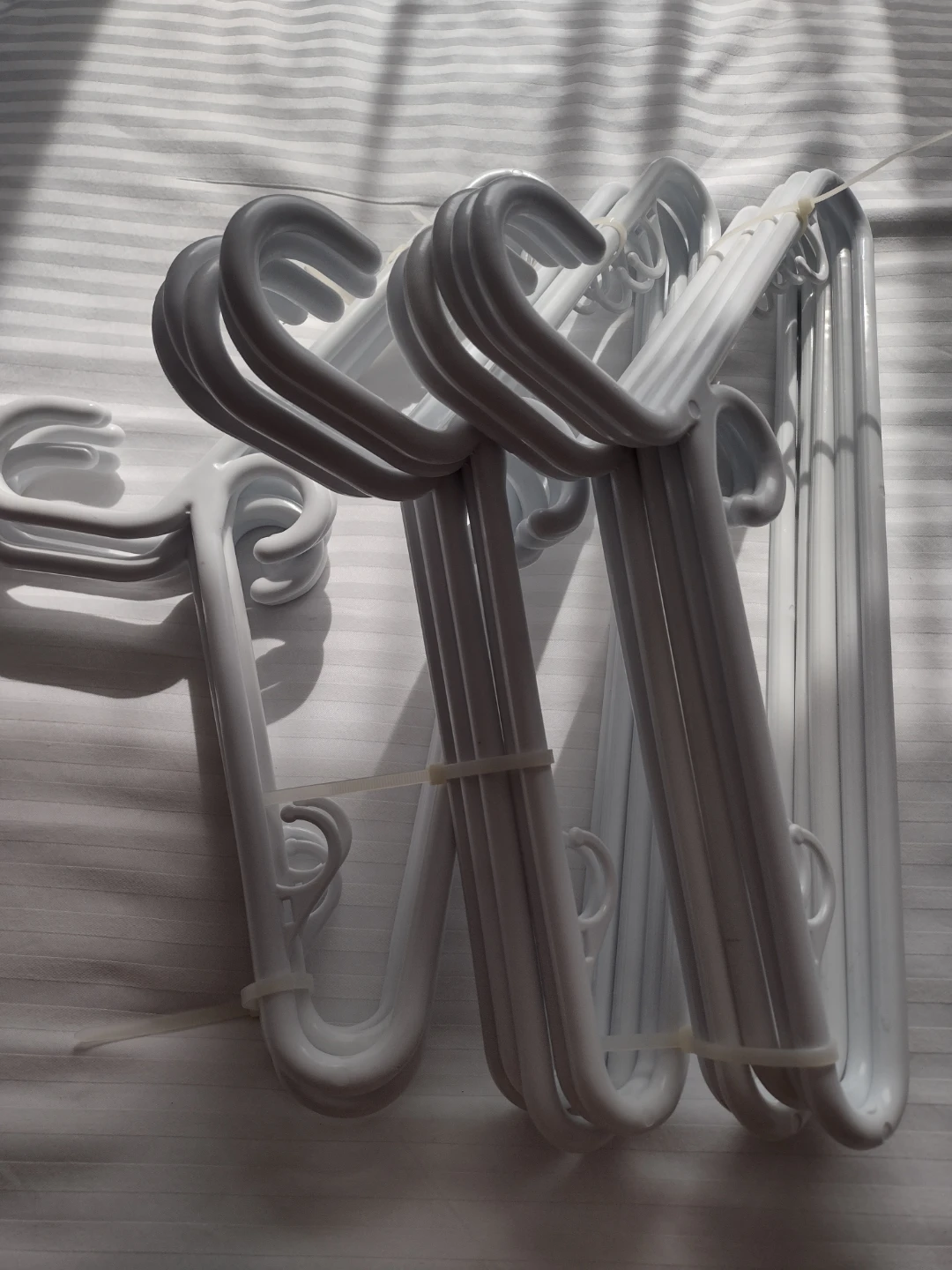 15 White Plastic Heavy Duty Clothes Hangers - photo 3