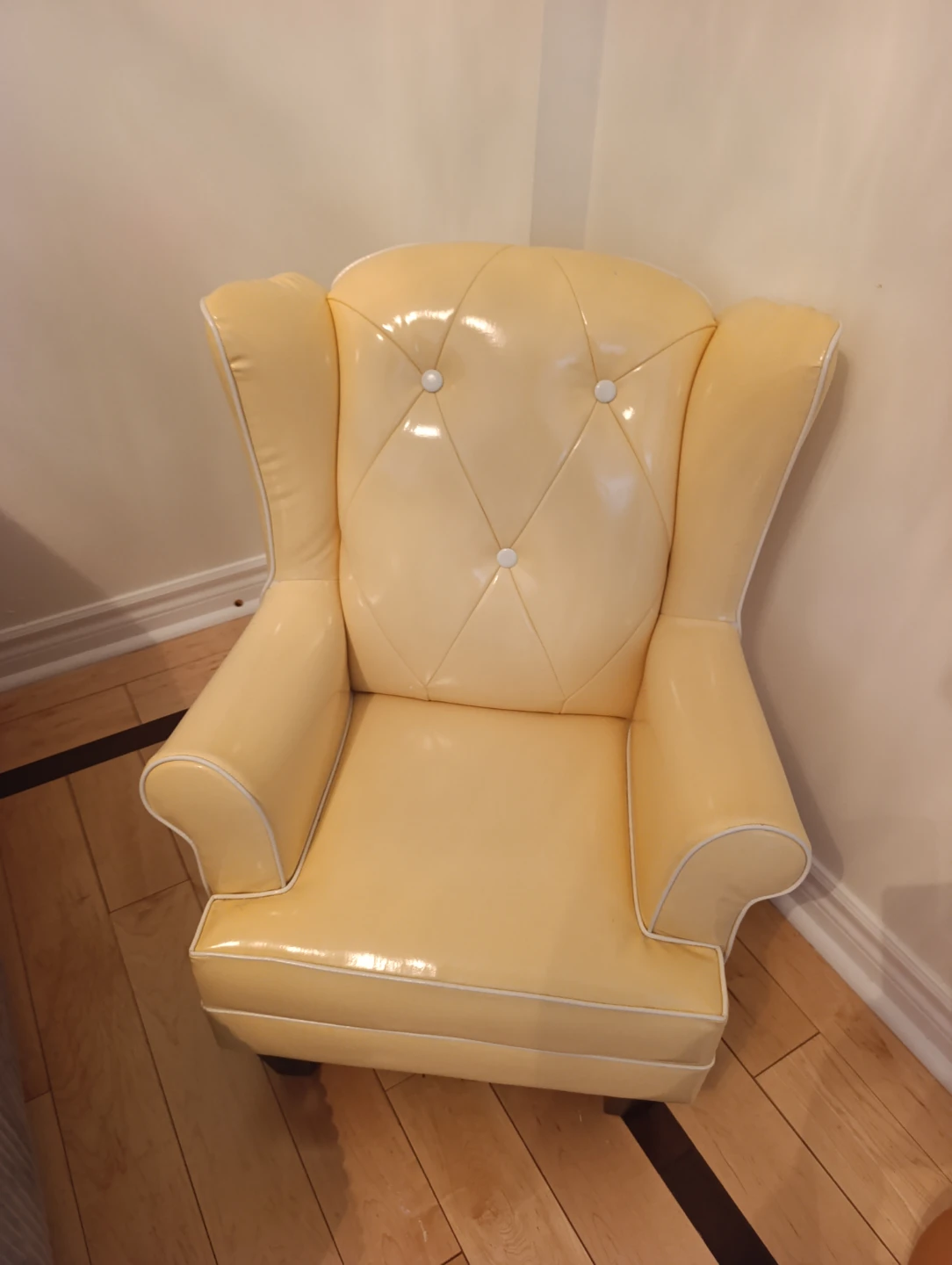 Cream Wingback Accent Chair - photo 2