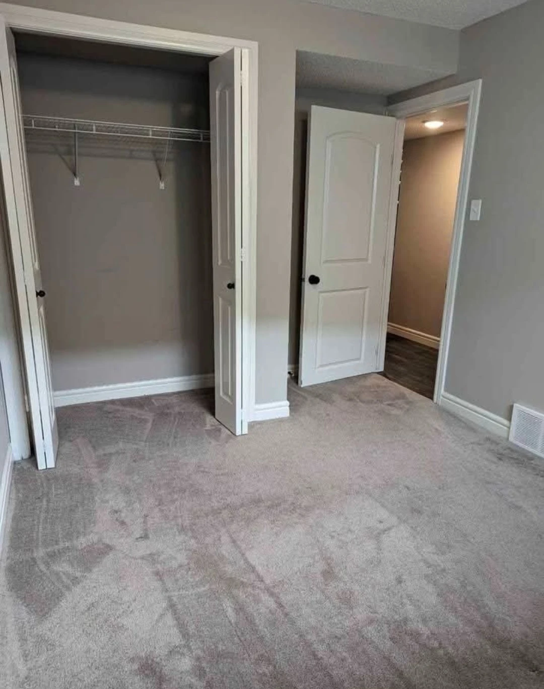 Basement bedroom for rent - photo 3