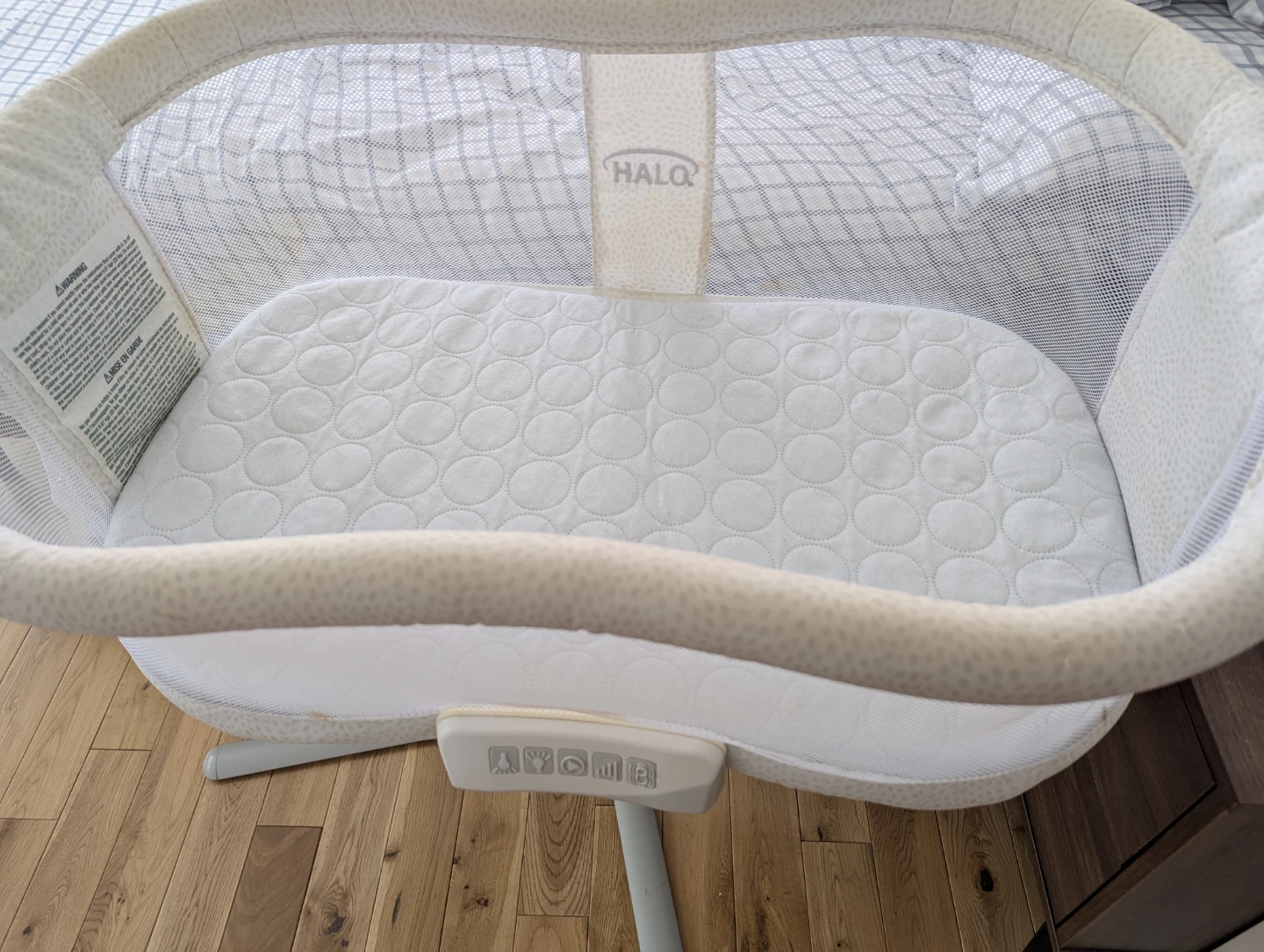 Halo Bassinest Swivel Sleeper with Fitted Sheets