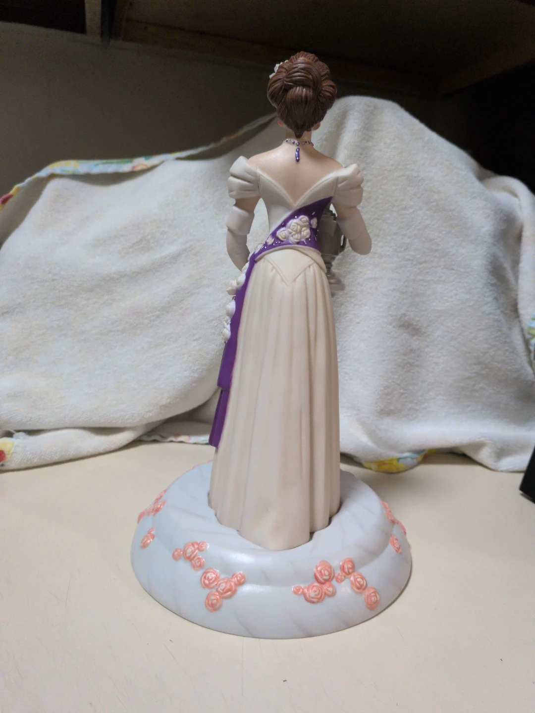 Avon 125 Years Commemorative Figurine 1886-2011 - photo 3