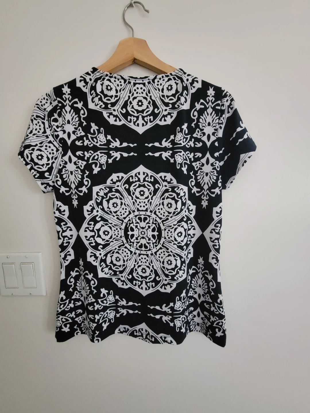 Cleo Black & White Patterned Short Sleeve Top Size S/P - photo 2