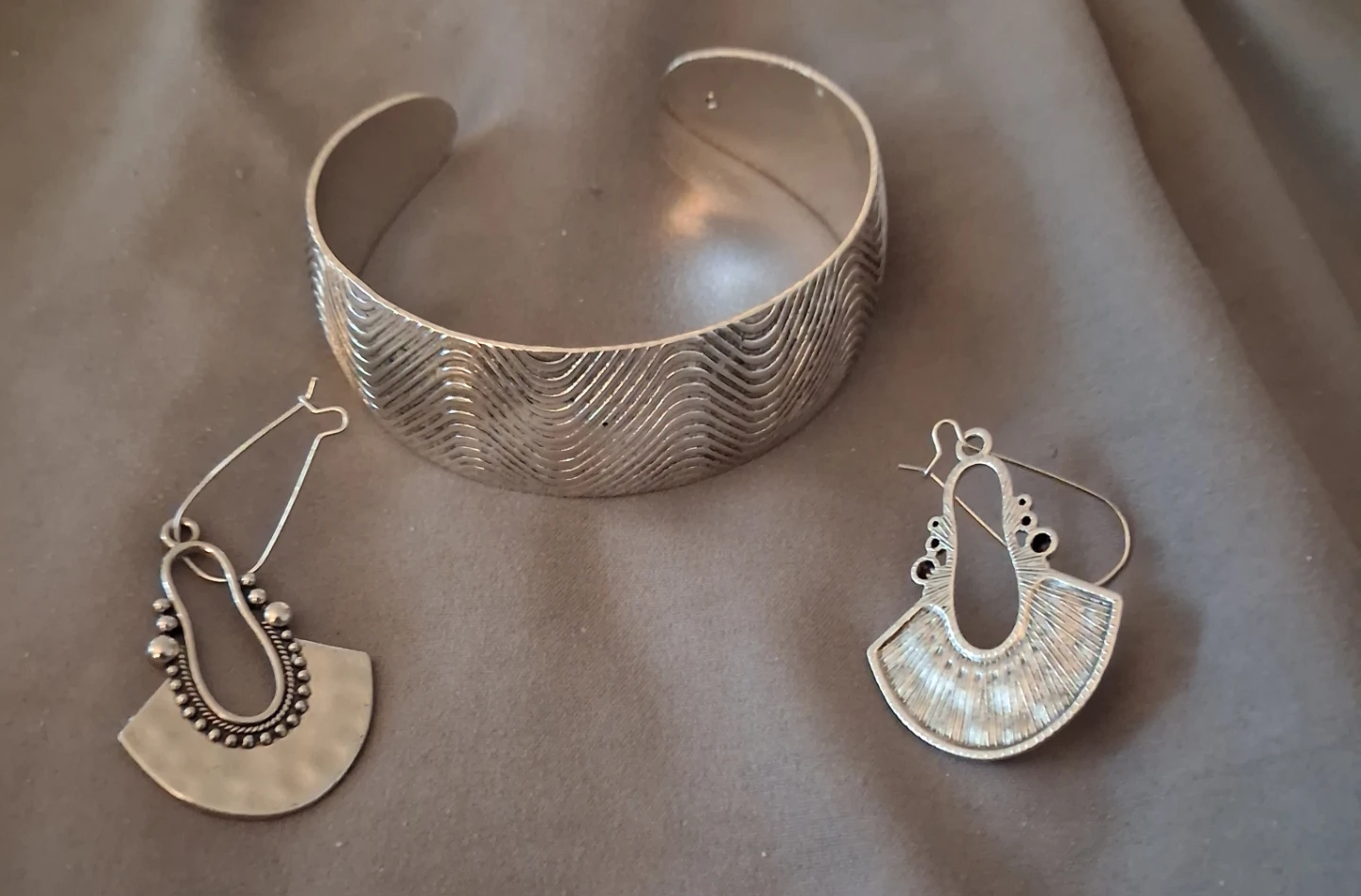 Silver Tone Cuff Bracelet and Fan Earrings Set - photo 4