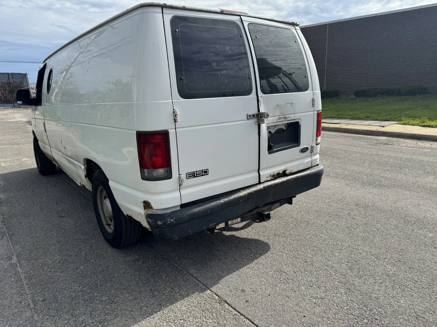 2004 White Ford E-150 Van - photo 5