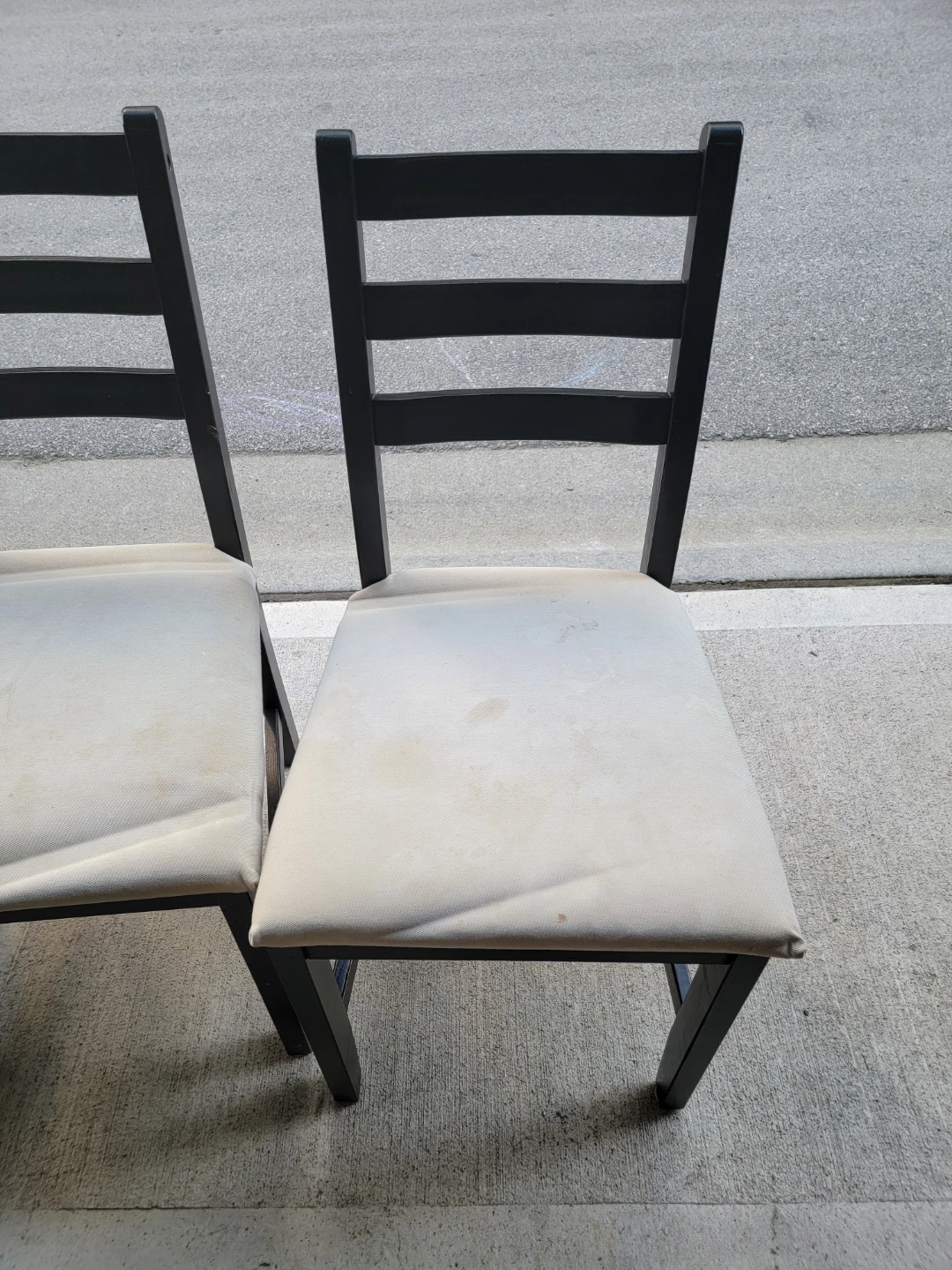 Set of 4 Black Dining Chairs with Light Upholstered Seats - photo 4