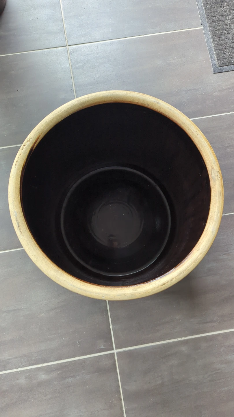 Antique 8-Gallon Crock with Wooden Lid - photo 2