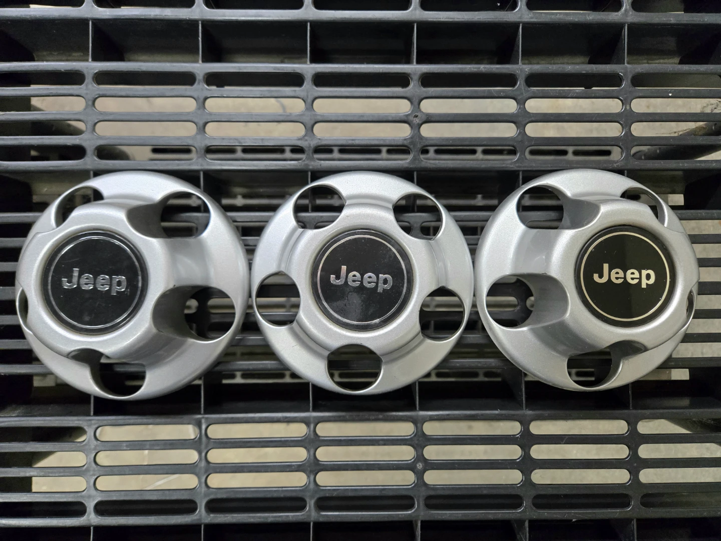 Jeep Wrangler TJ OEM Center Caps / Hub Covers (3) - photo 2
