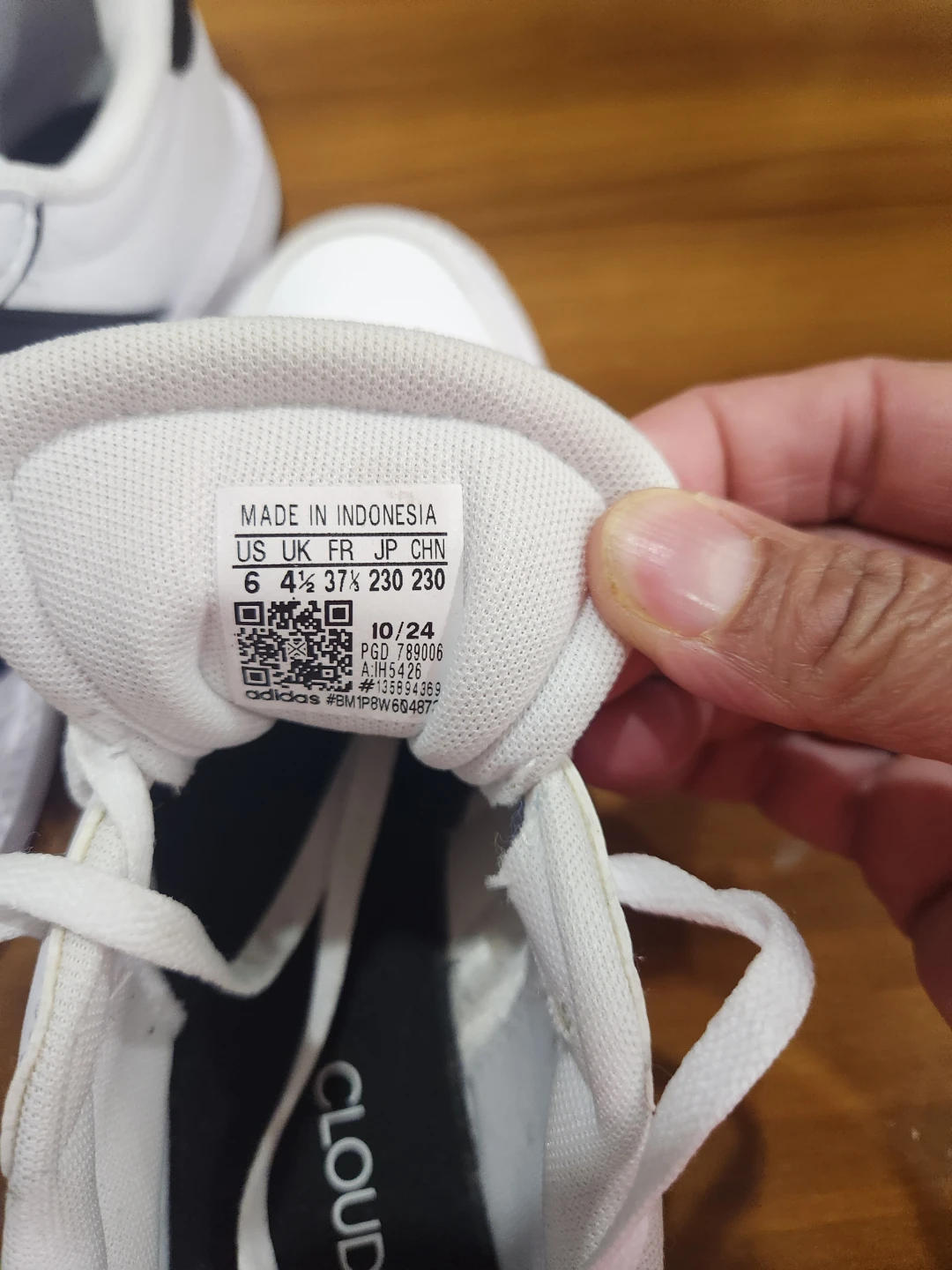 Adidas White and Black Sneakers Size 6 - photo 3