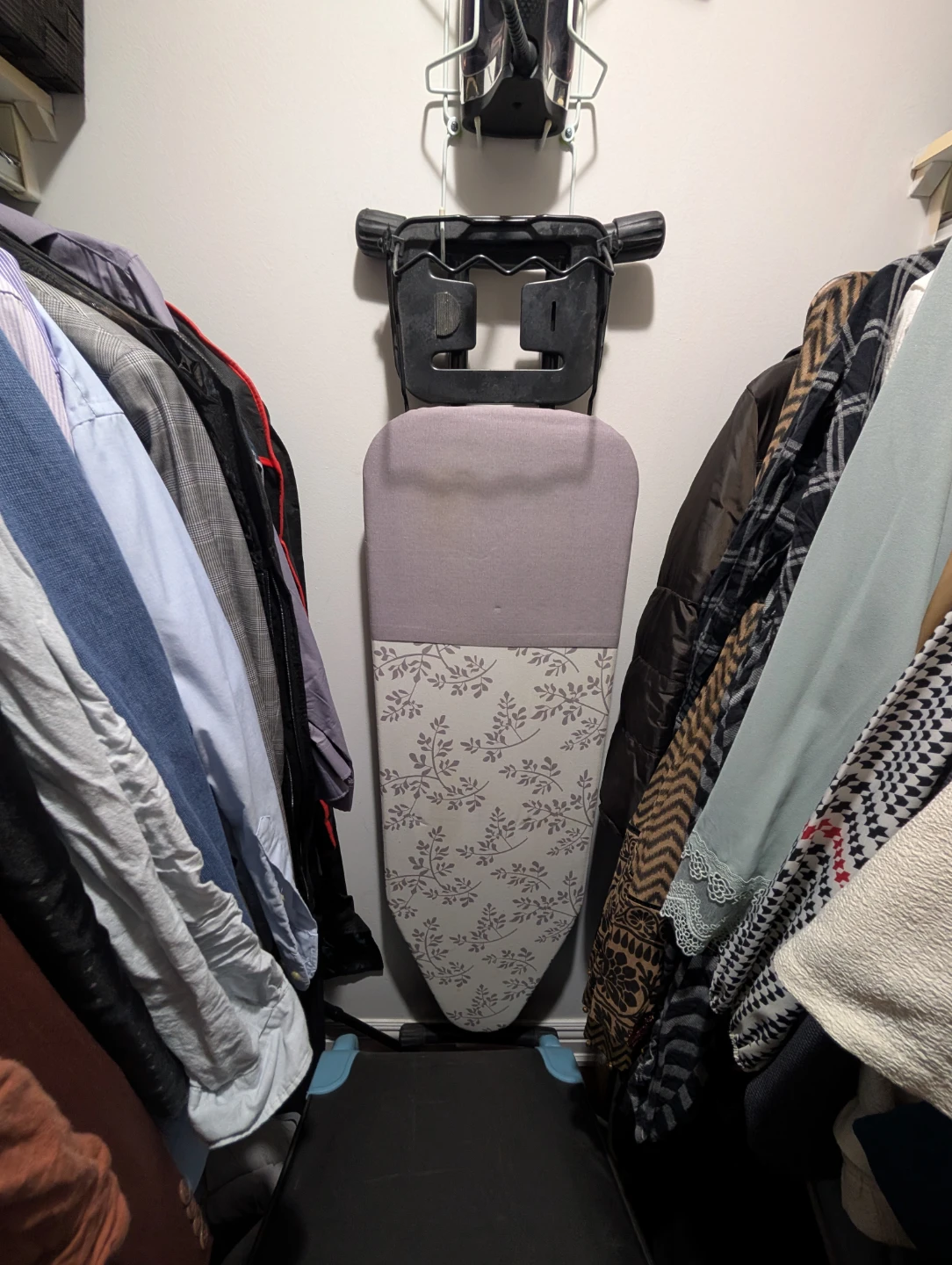 Wall-mounted Ironing Board with iron rest - photo 4
