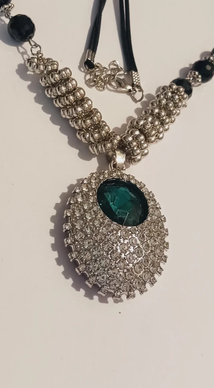 Gorgeous Sparkling Pendant with Green Stone Necklace - photo 2