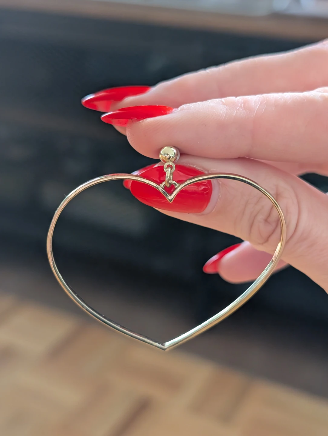 Gold heart shaped dangle earrings - photo 2
