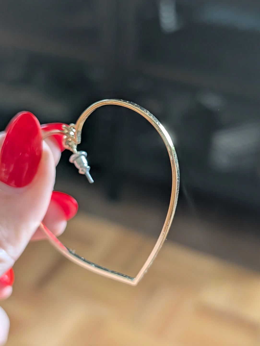 Gold heart shaped dangle earrings - photo 3