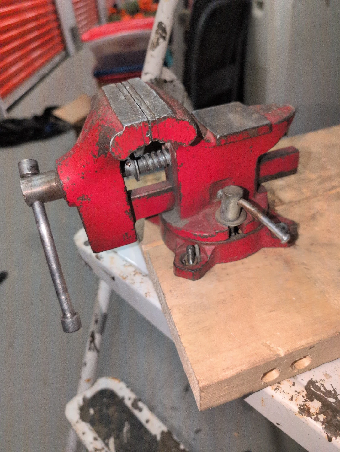 Red Metal Bench Vise NO65