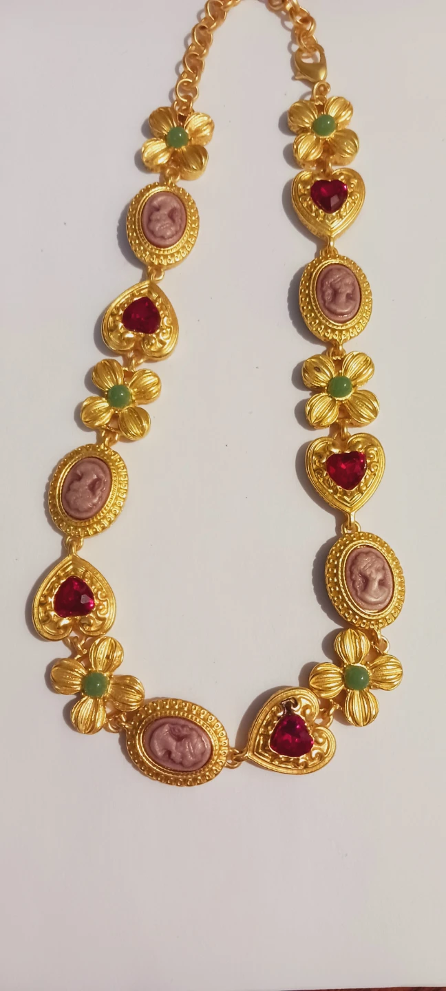 New !! Gold Tone Cameo Necklace with Red & Green Accents - photo 5