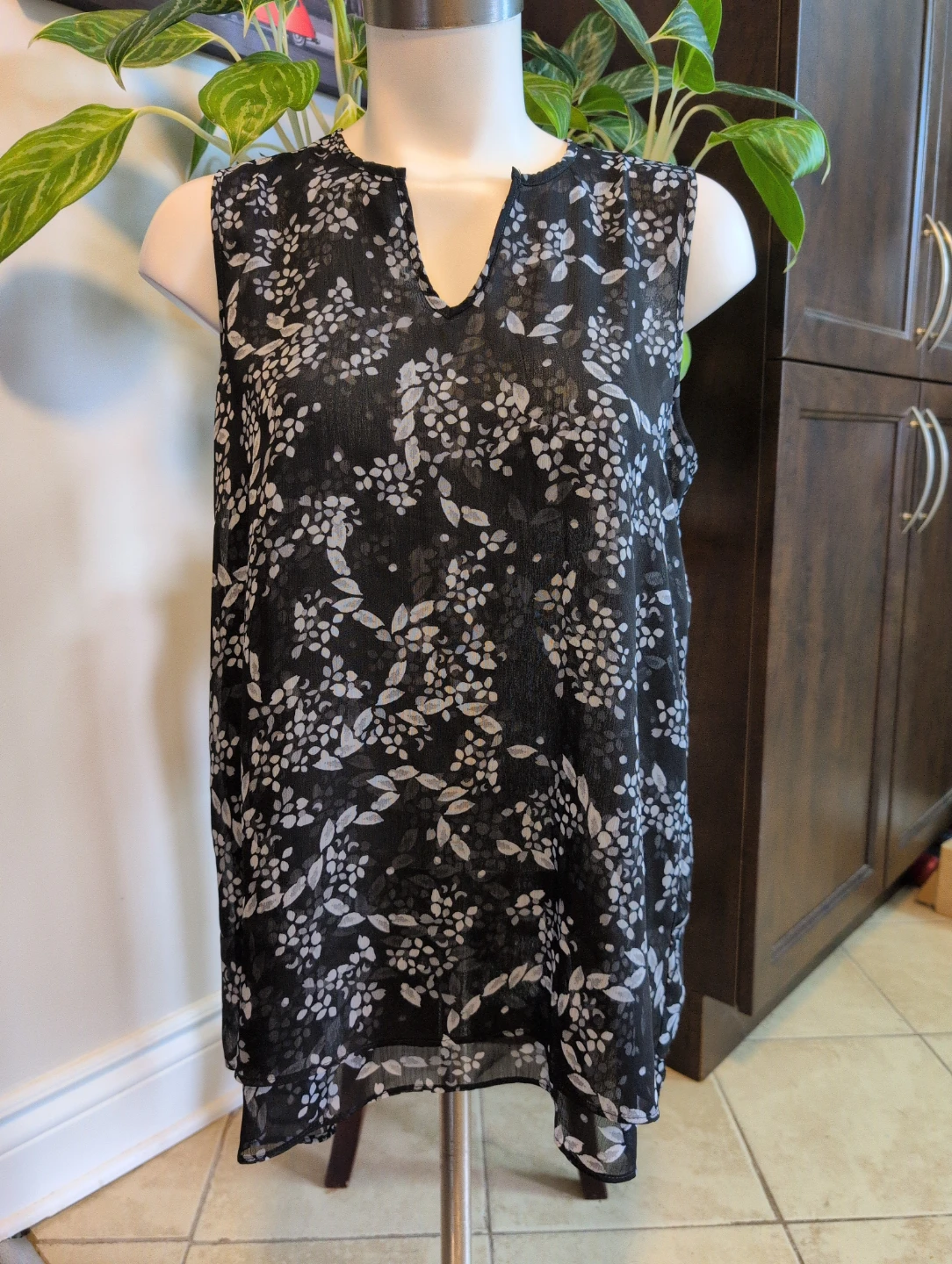 Women's Sleeveless Floral Blouse size S