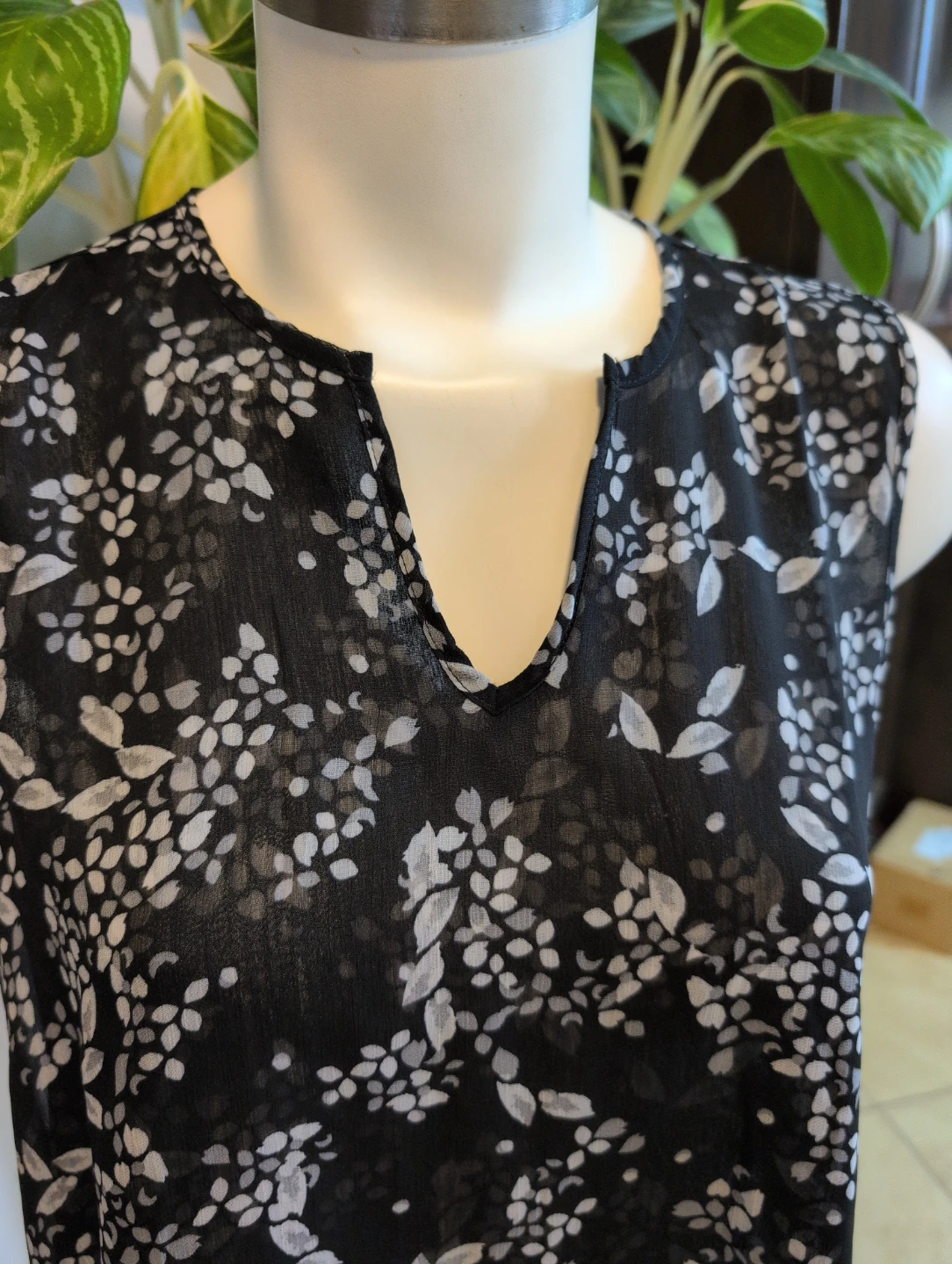 Women's Sleeveless Floral Blouse size S - photo 3