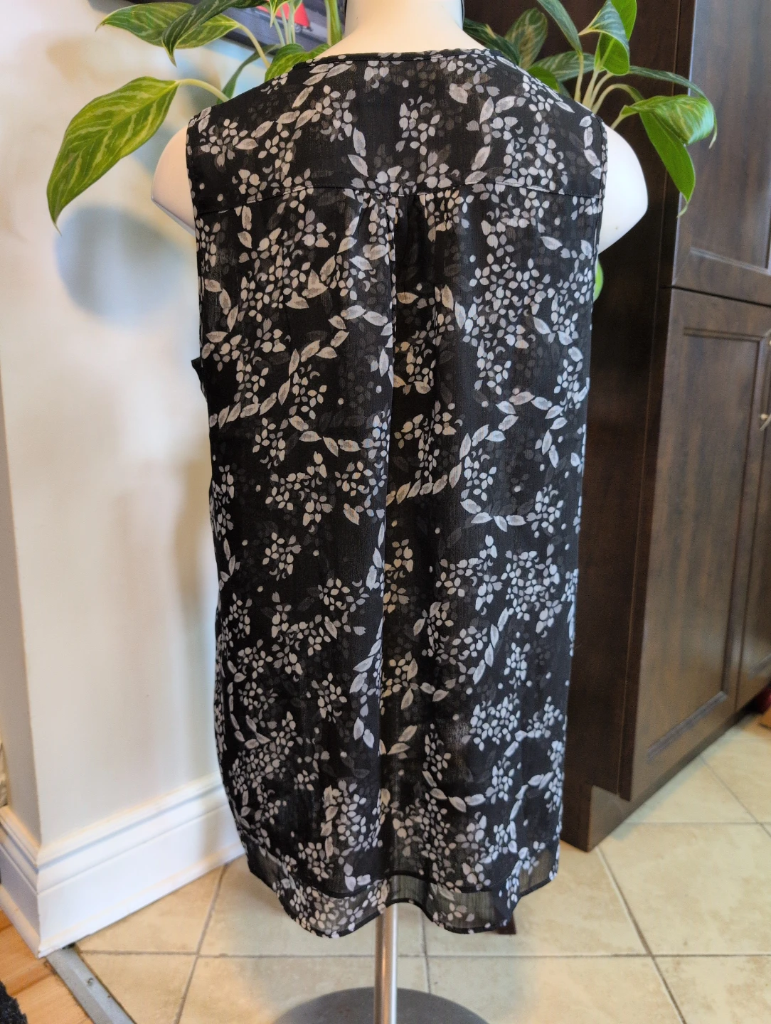 Women's Sleeveless Floral Blouse size S - photo 4