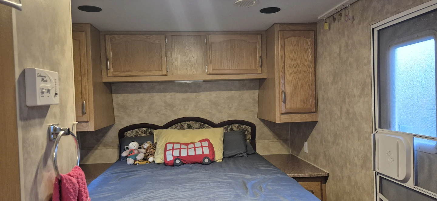 Fleetwood Prowler Classic 240 RKS Travel Trailer - photo 4