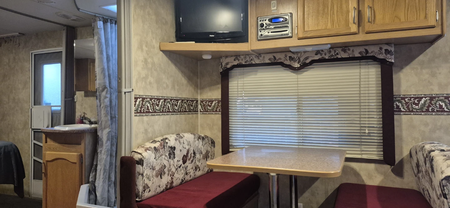 Fleetwood Prowler Classic 240 RKS Travel Trailer - photo 5