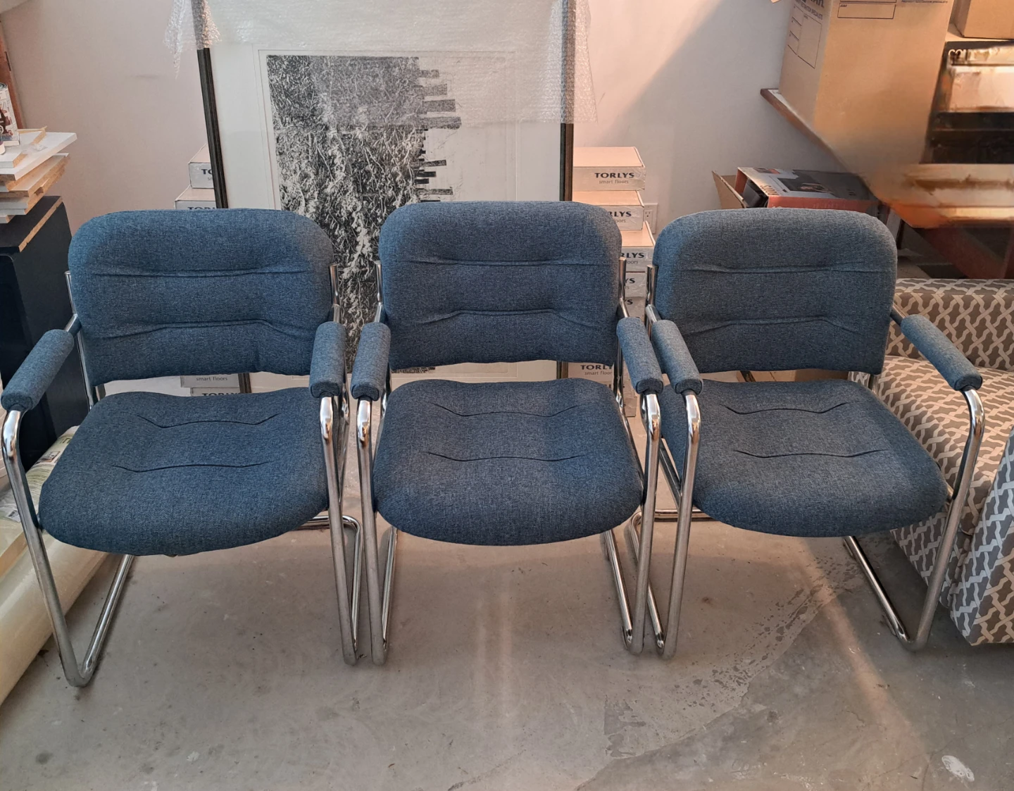 Set of 4. 3 Blue Fabric Armchairs and 1 Rolling Desk chair - photo 2