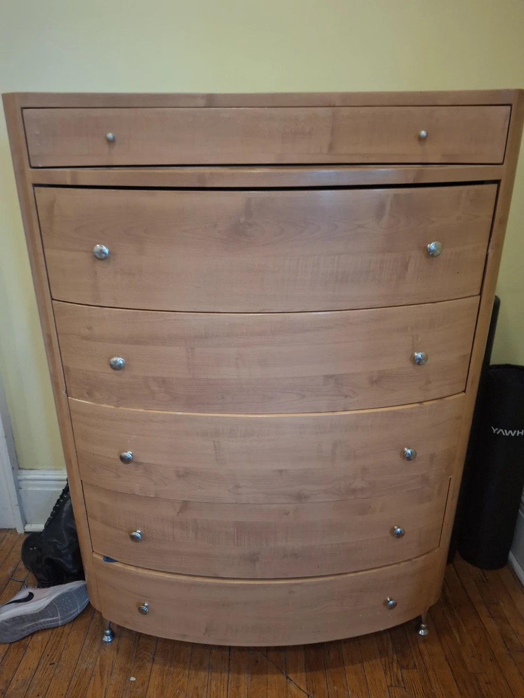 Light Wood 6-Drawer Dresser