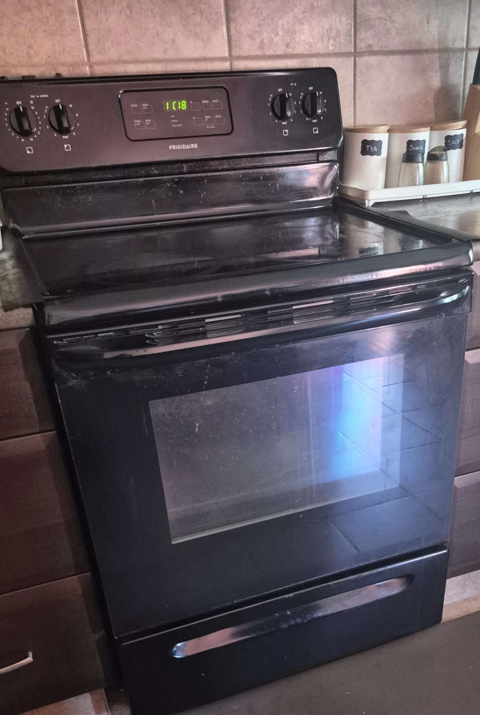 Frigidaire black stove and microwave set used - photo 3