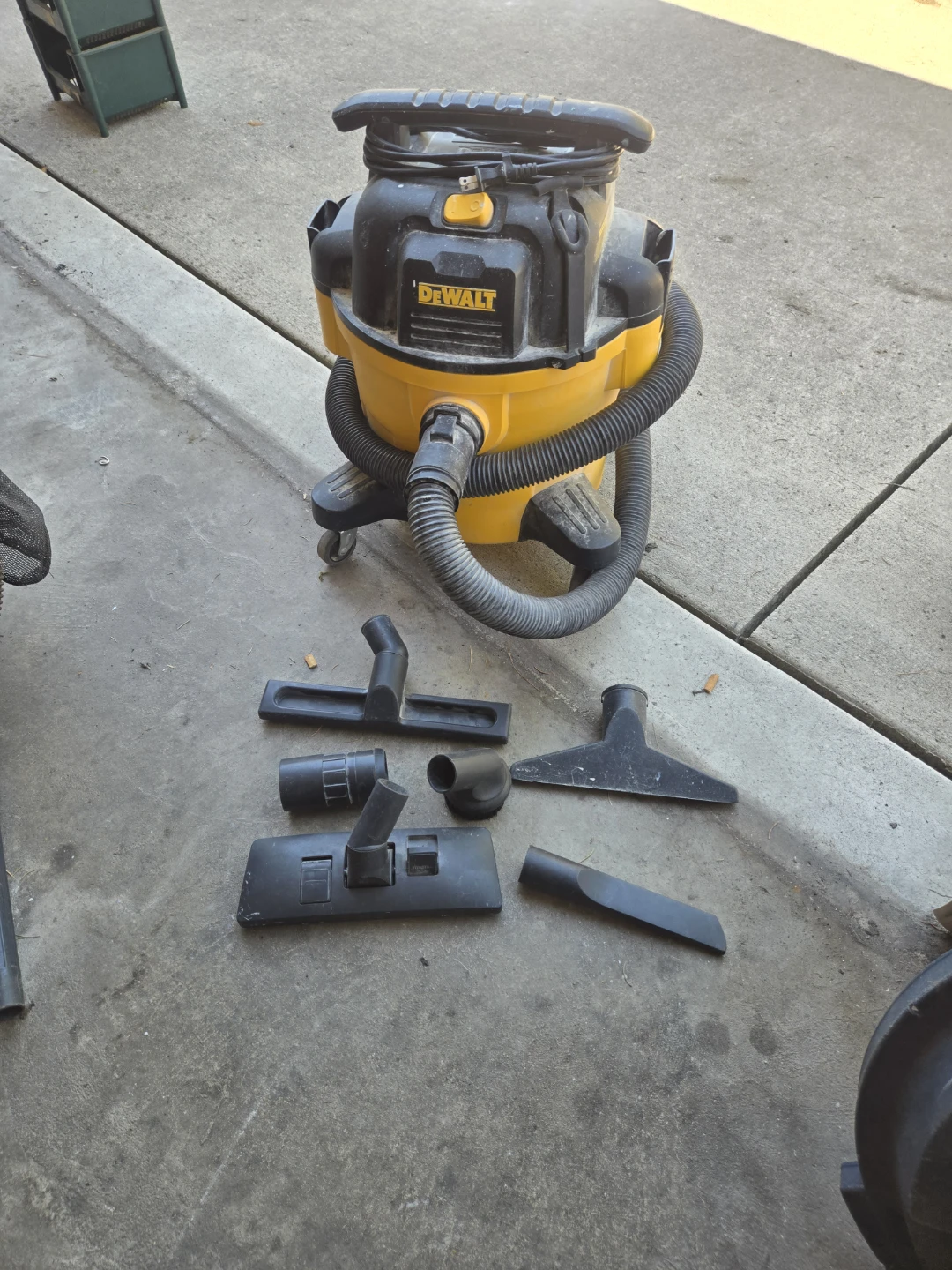 DeWalt Wet/Dry Vacuum with Accessories - photo 2
