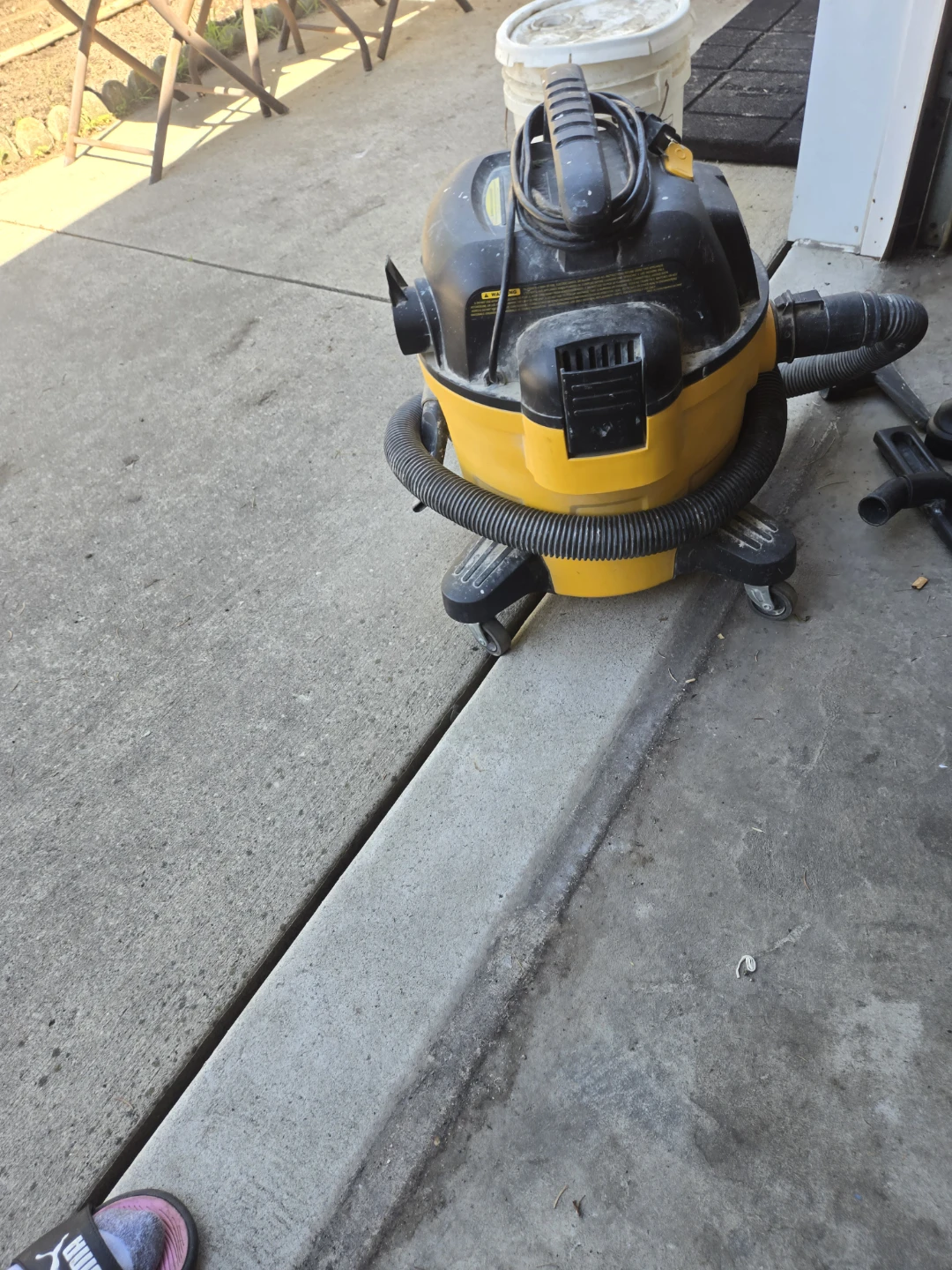 DeWalt Wet/Dry Vacuum with Accessories - photo 4