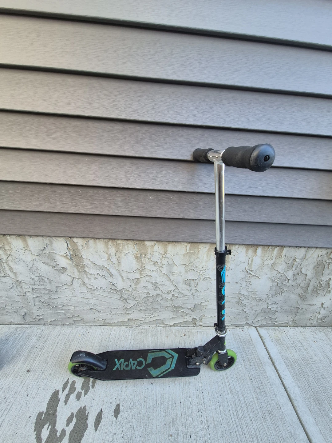 CAPIX Kick Scooter with Green Wheels
