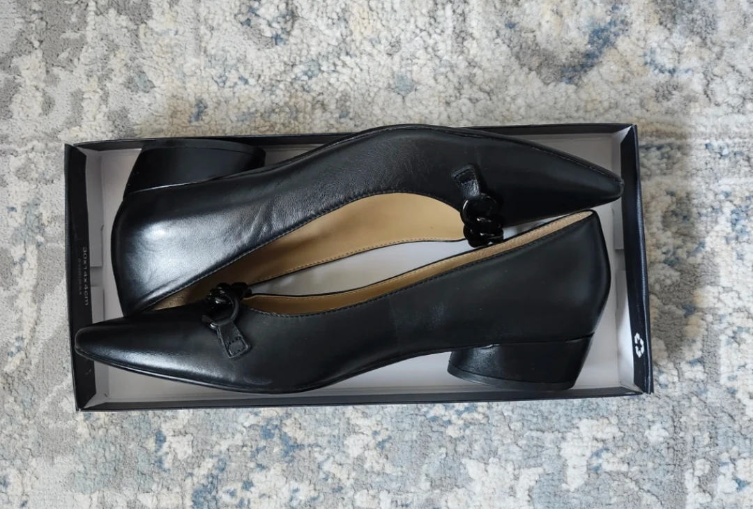 Black leather size 8 flats - photo 4