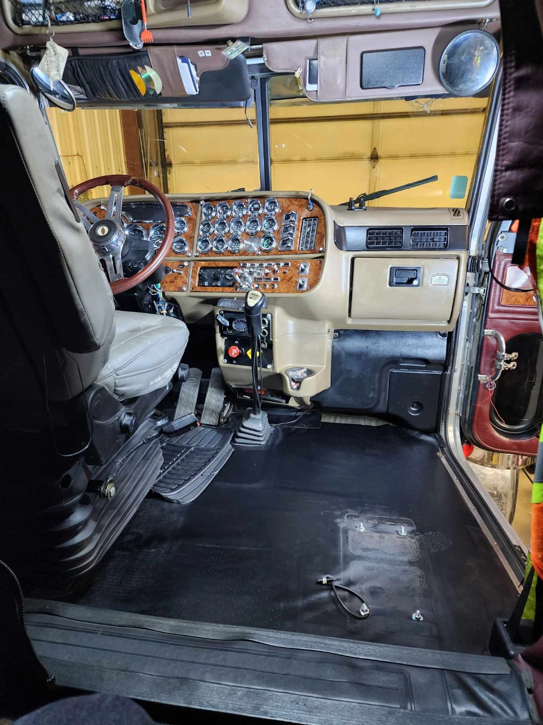 Peterbilt Semi Truck - photo 3