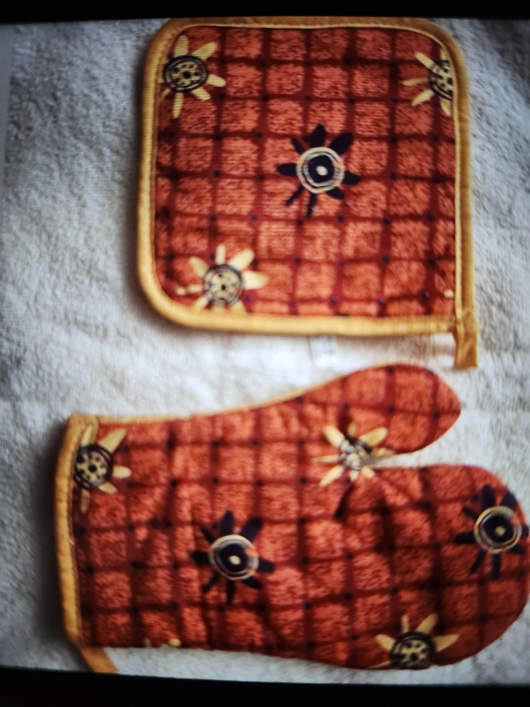 New Oven Mitt & Pot Holder Set red orange yellow multi - photo 3