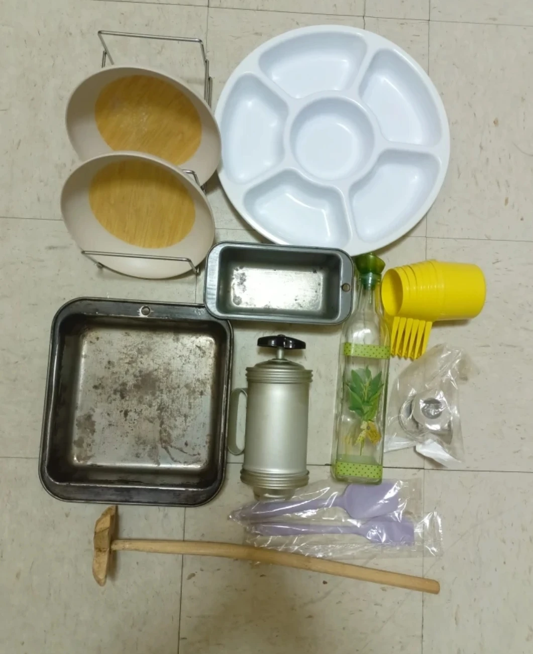 Kitchenware Assortment: Baking Pan, Serving Platter, and More