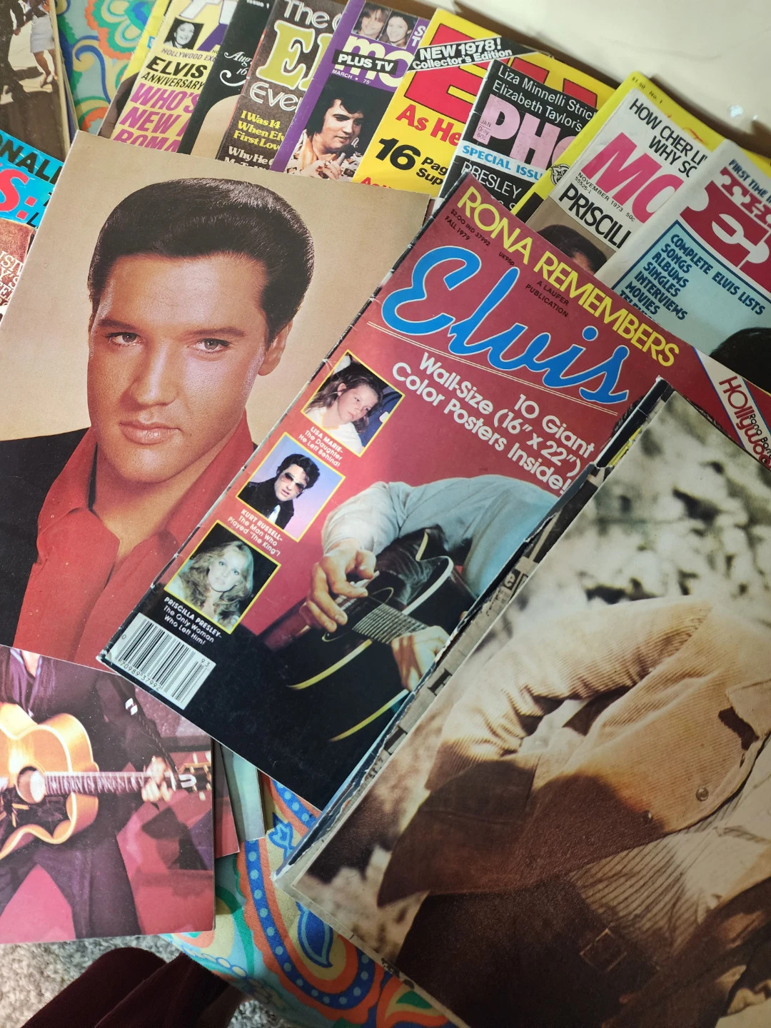 Bundle of Elvis Presley Magazines and Calendars - photo 2
