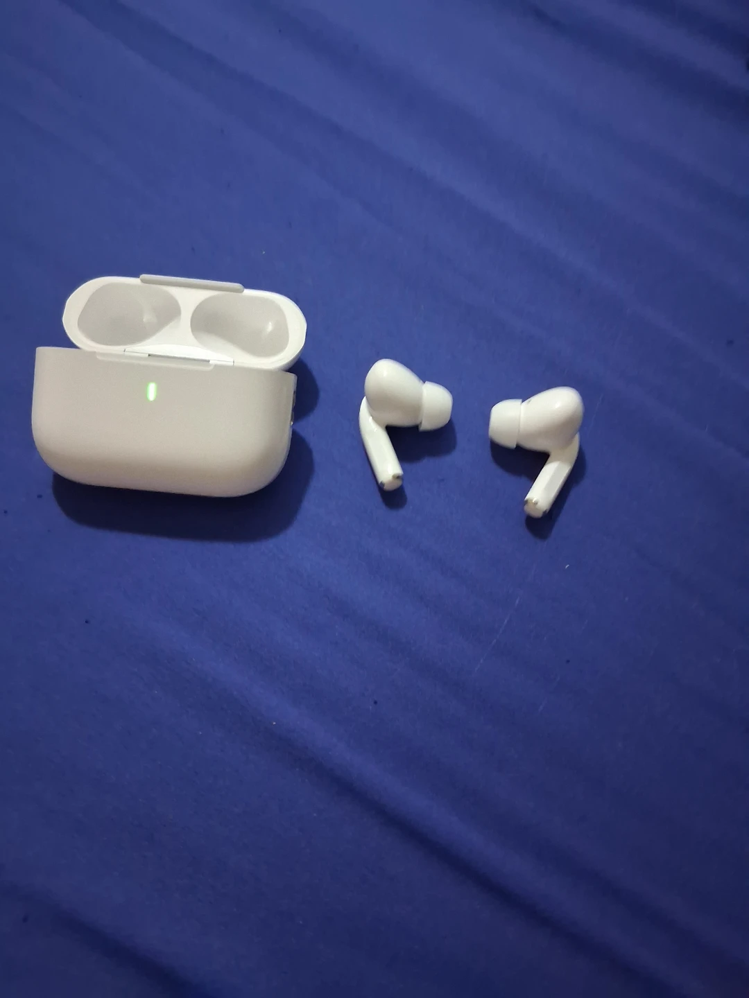 White Wireless Earbuds with Charging Case and Cable - photo 3