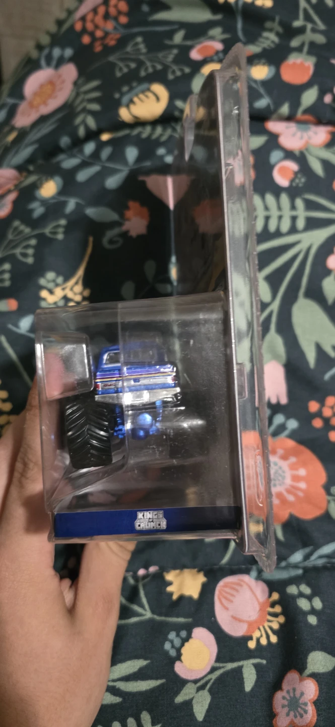 Greenlight 1982 GMC Sierra 2500 "Moonshiner" Monster Truck - photo 4