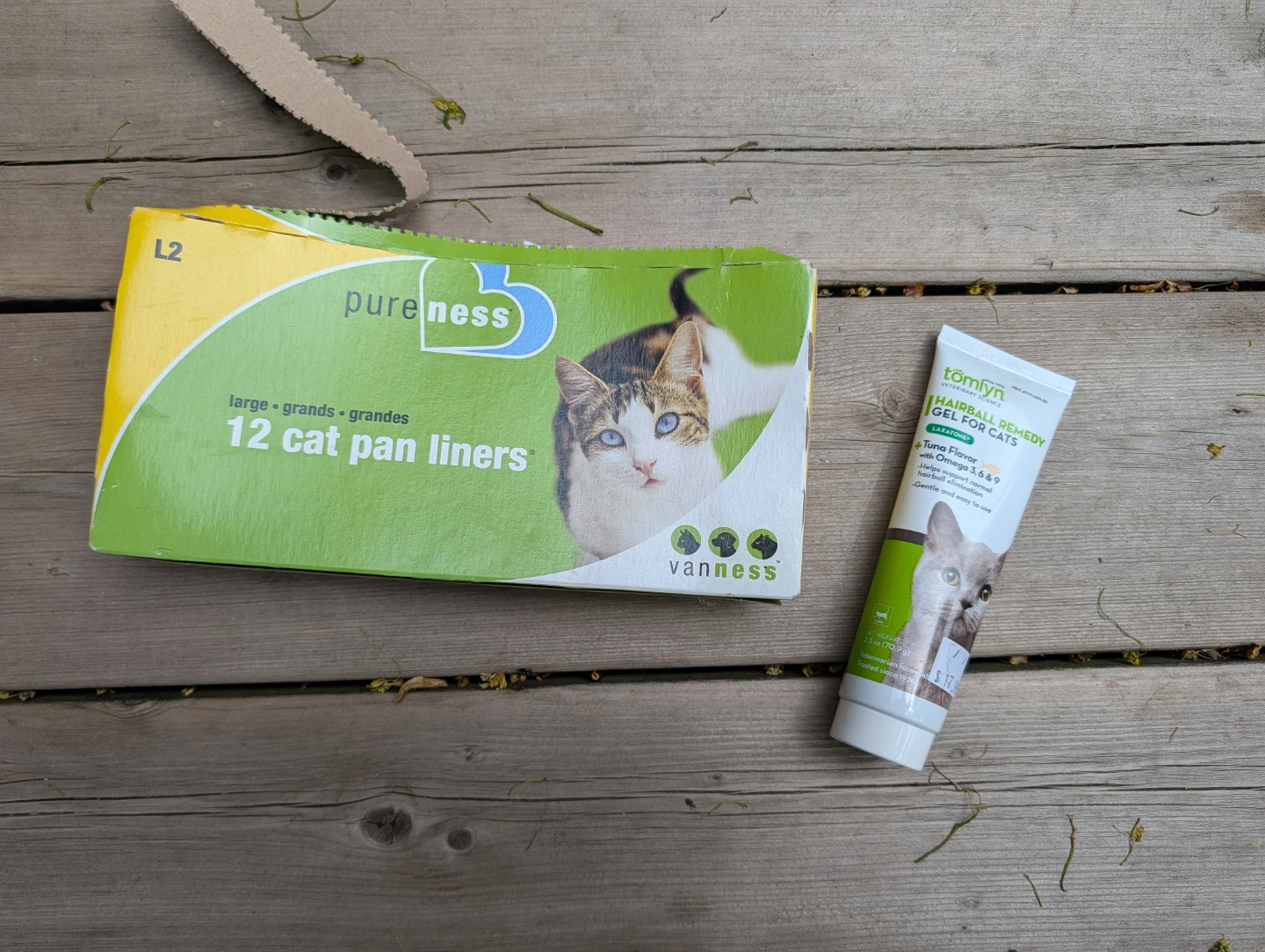 Cat house, small cat blankets, cat pan liners and hairball gel - photo 3