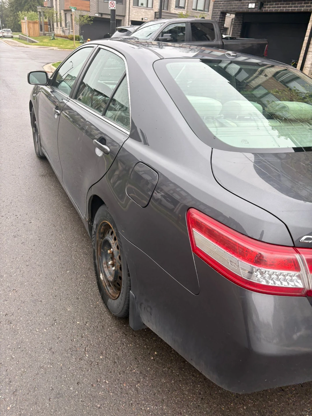2010 Toyota Camry LE Sedan - photo 2