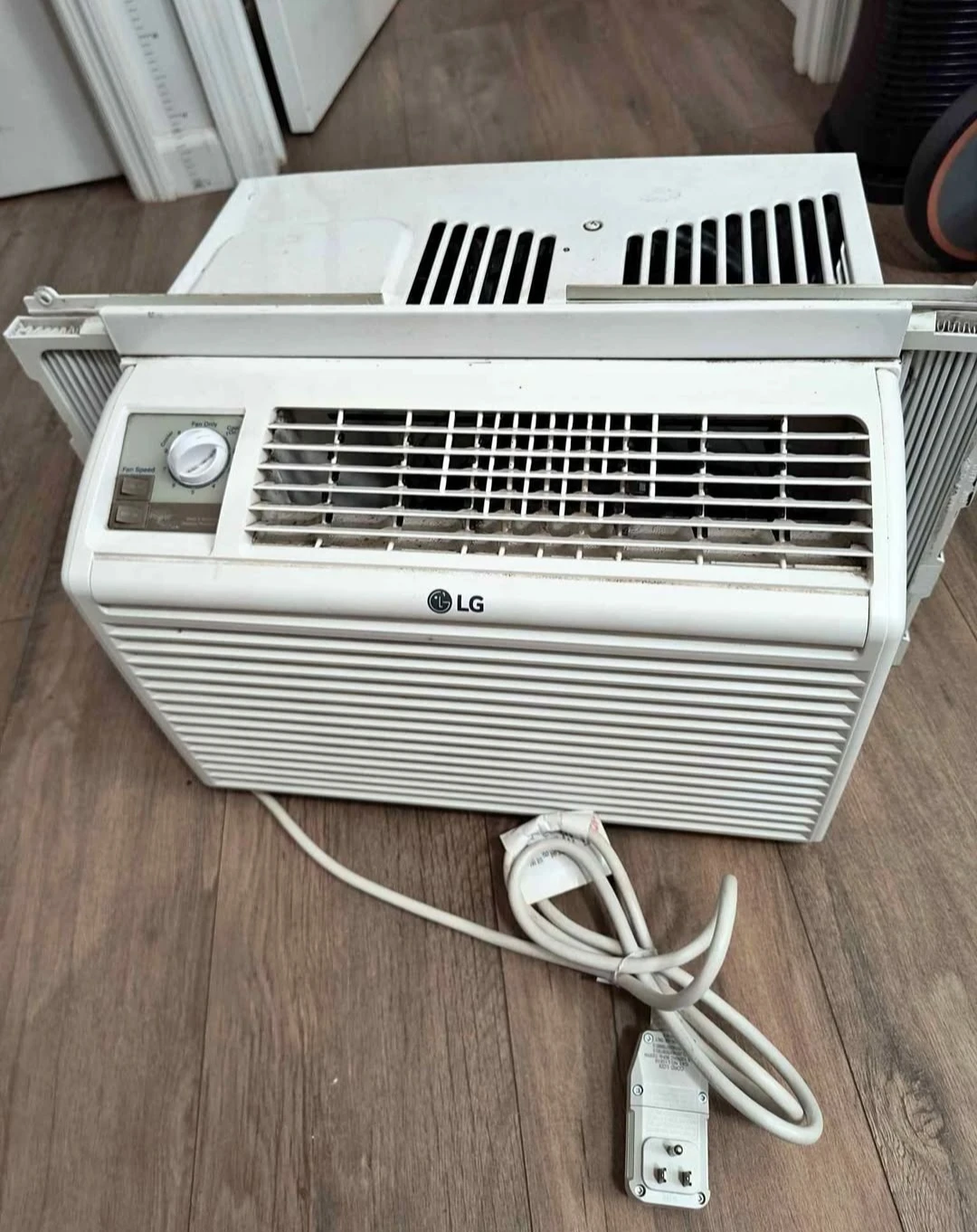 LG Window Air Conditioner in good working condition - photo 2