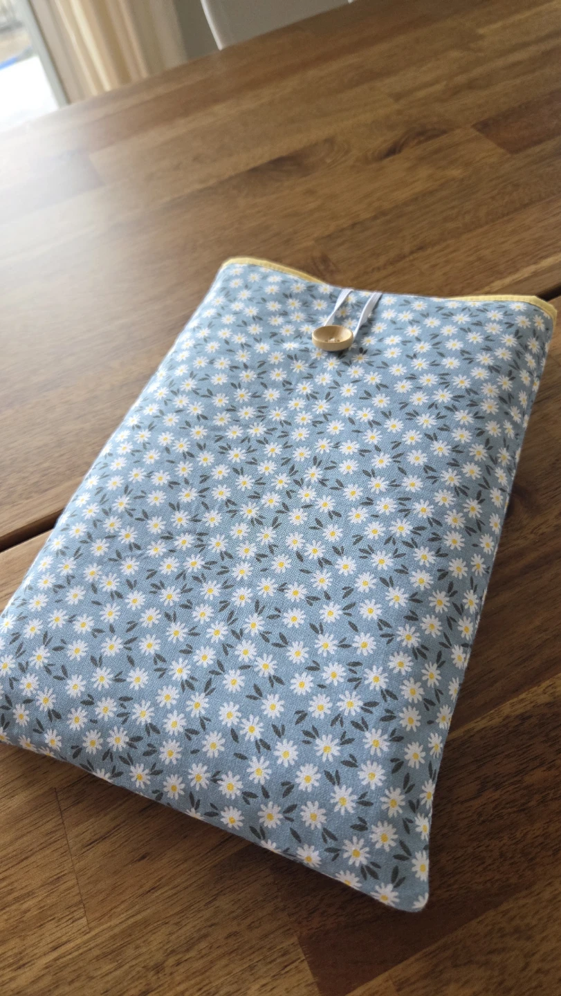 Handmade Fabric Book Sleeve – Daisy Print – 9.5x6.5" *new