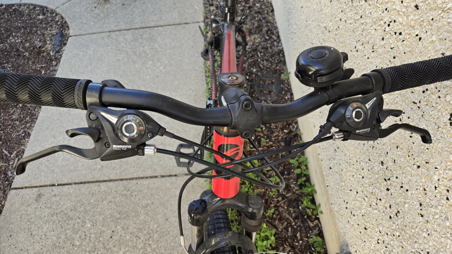 Giant Mountain Bicycle - Size M - photo 2
