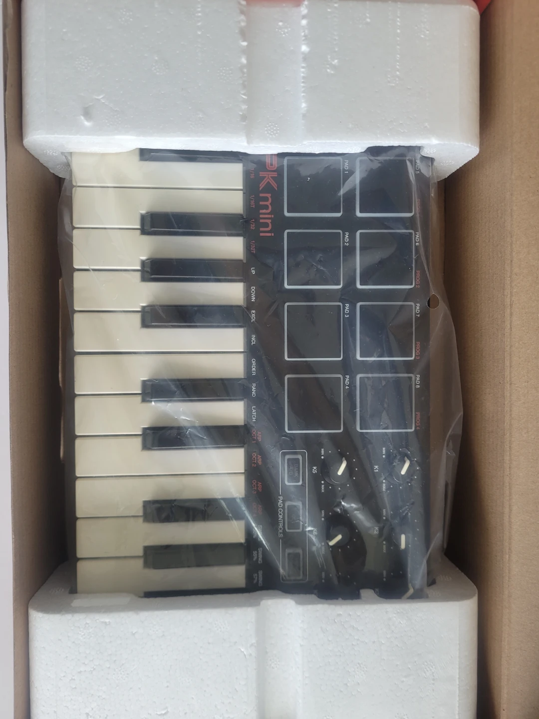 Akai MPK Mini Compact Keyboard and Pad Controller - photo 3
