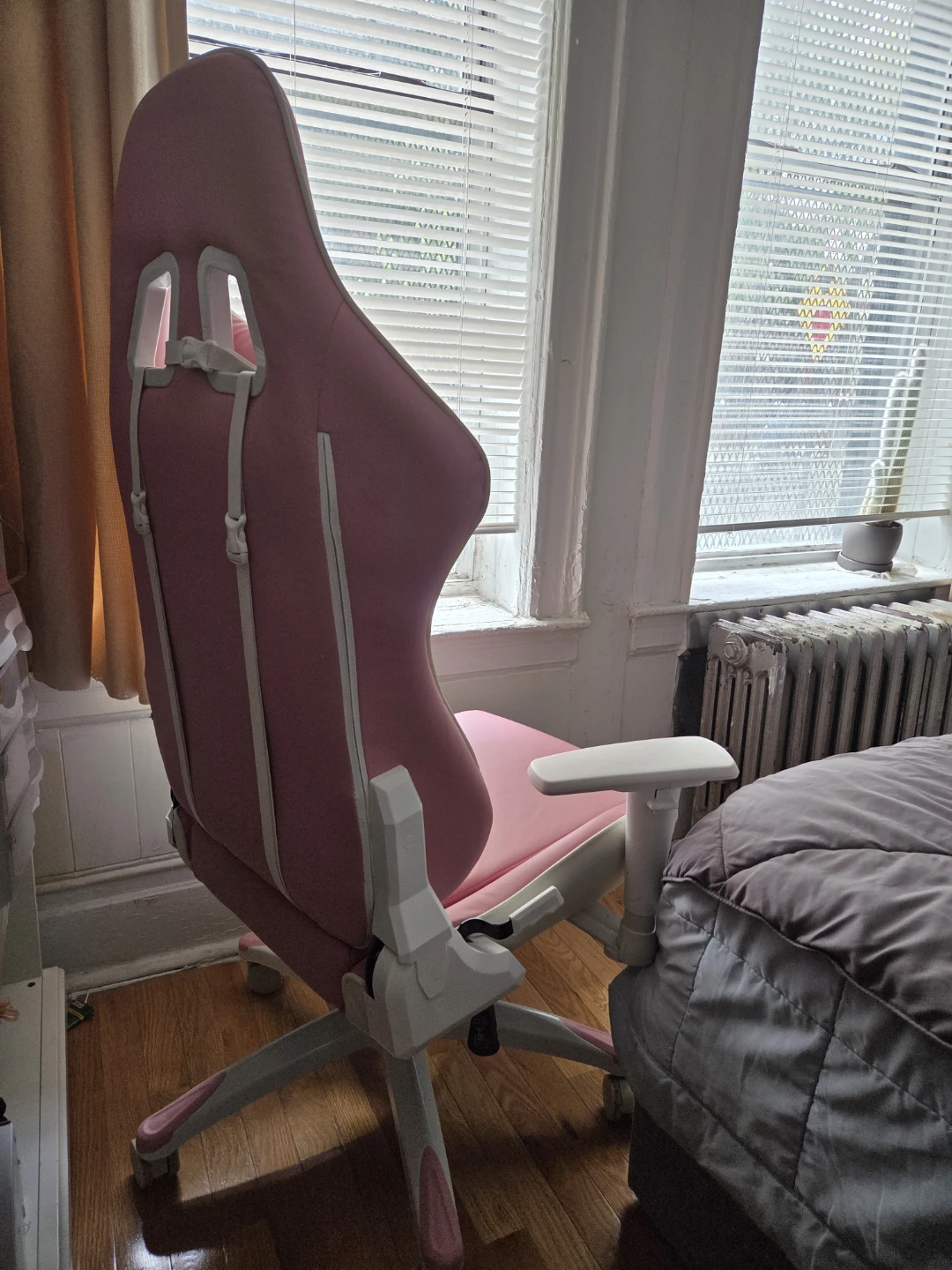 Pink Gaming Chair with Lumbar and Neck Pillows