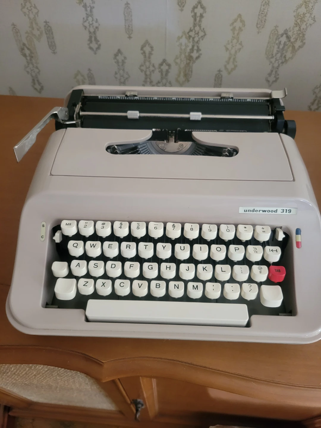 Underwood 319 Typewriter - photo 2