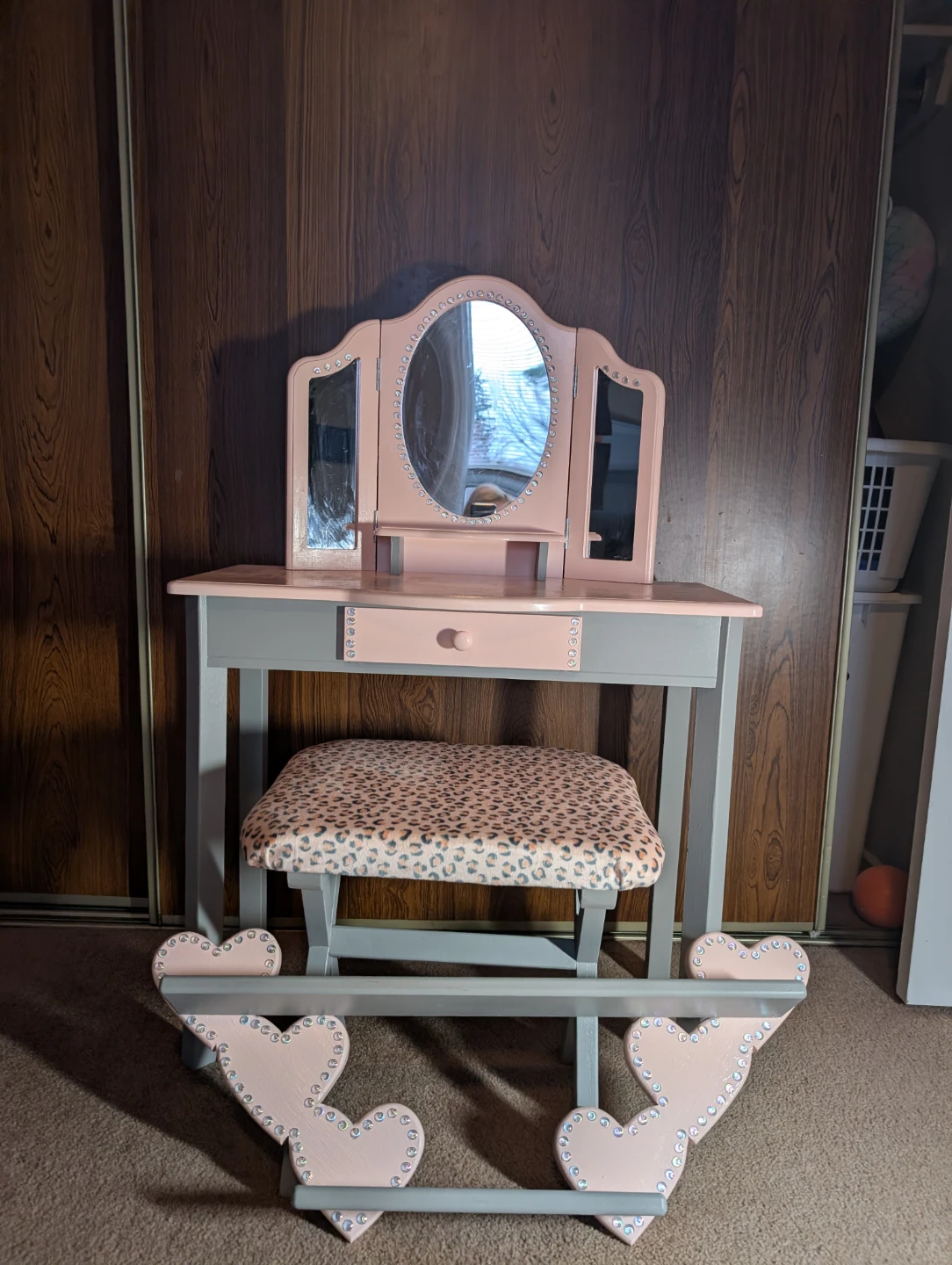 Very girly kids vanity and matching shelf - photo 2