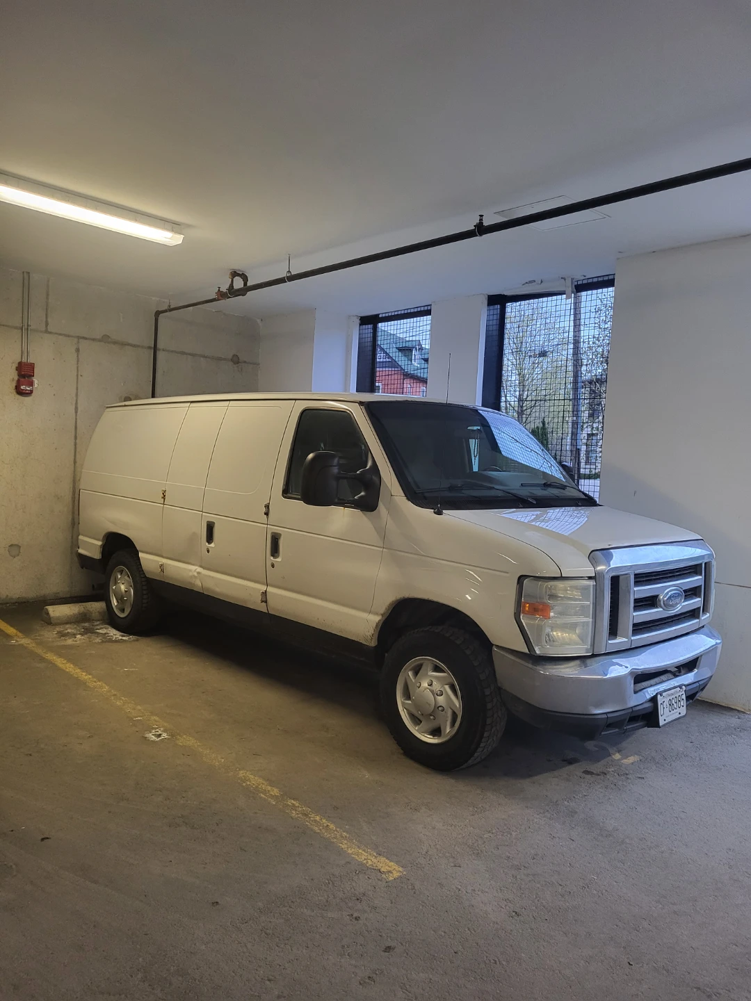 White Ford E-Series Van - photo 2