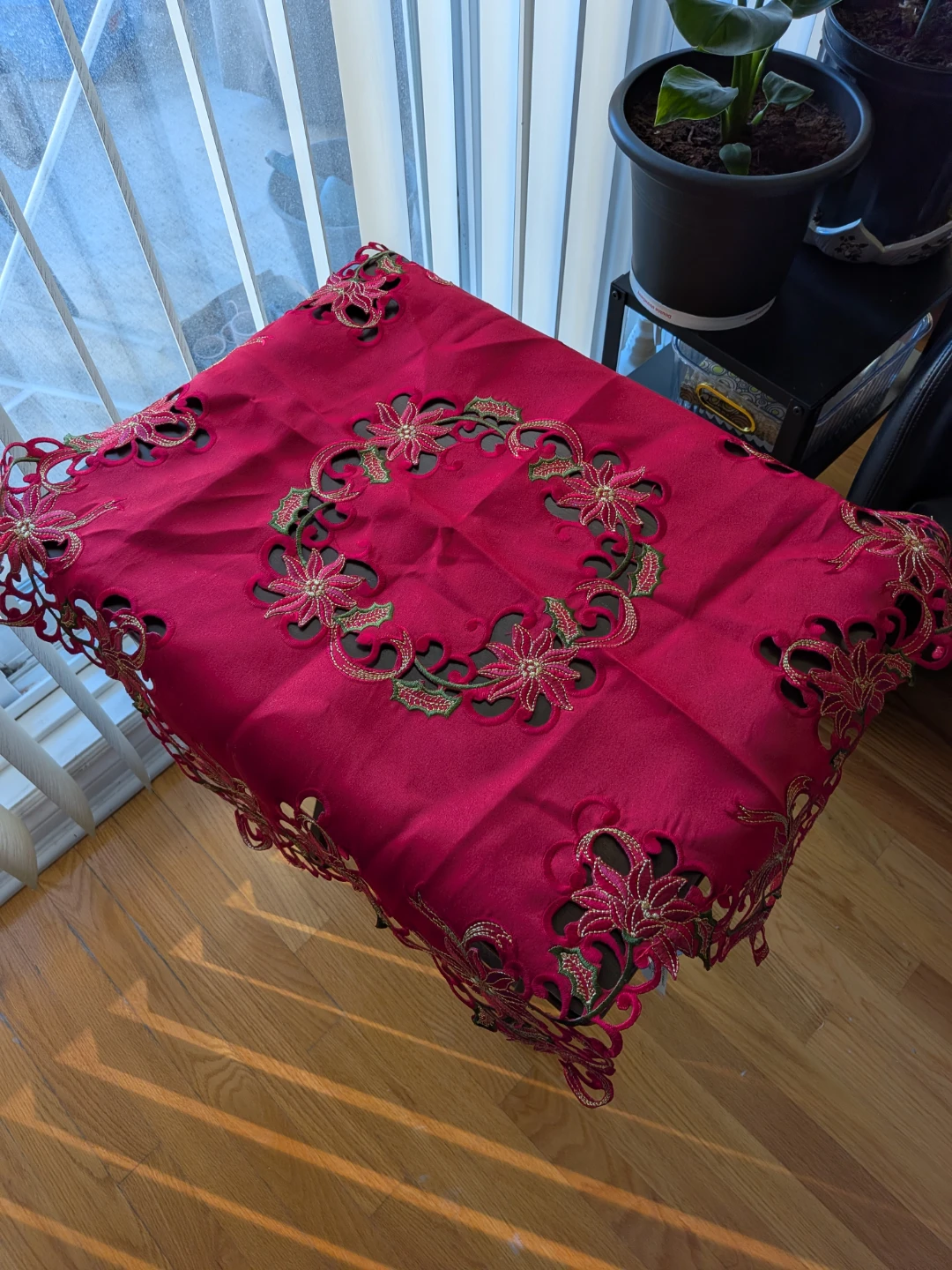 Nappe festive rouge avec broderies dorées et vertes