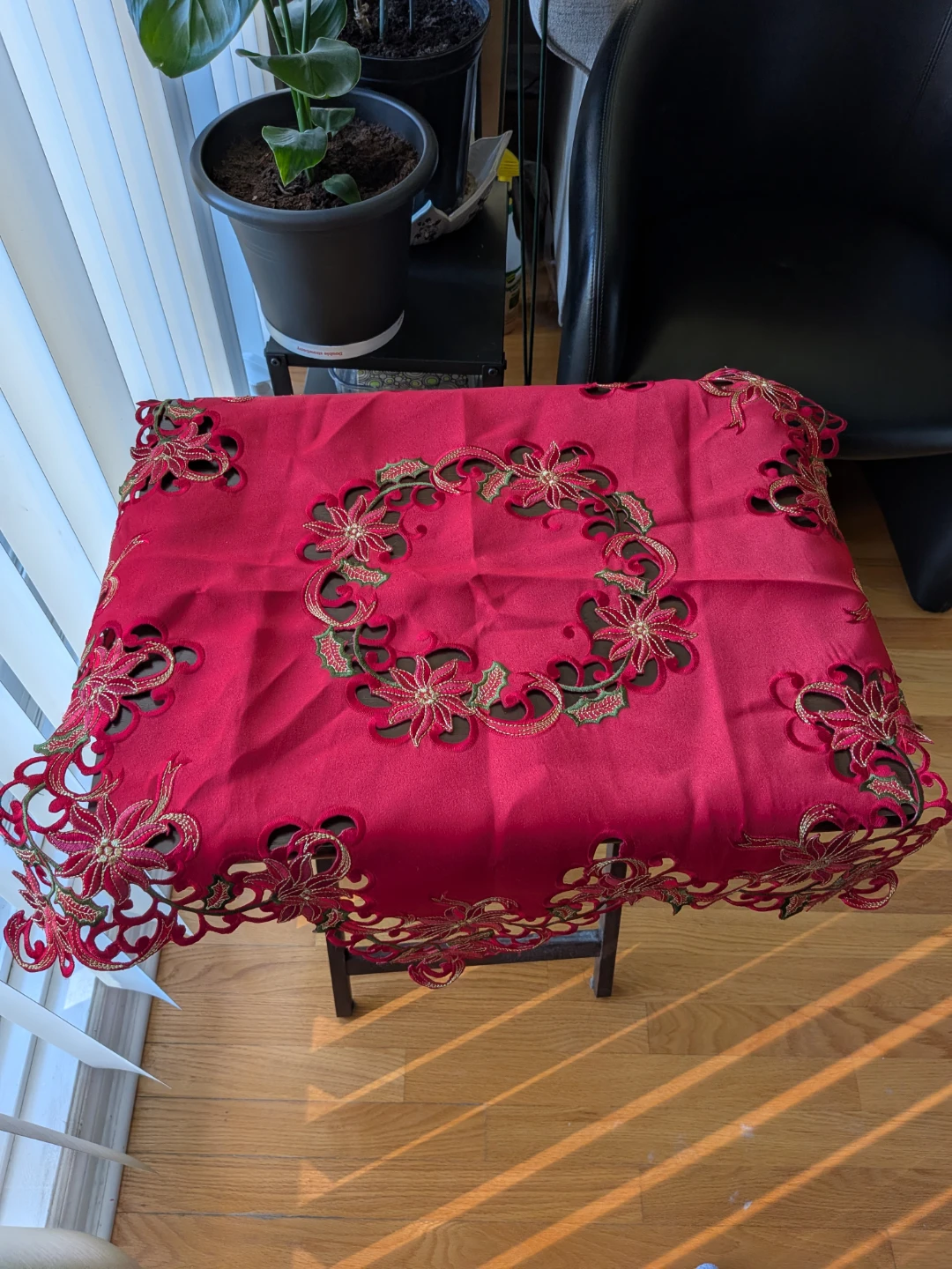 Nappe festive rouge avec broderies dorées et vertes - photo 2